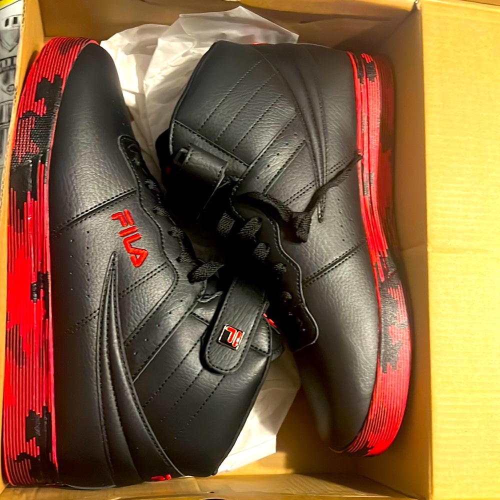 NEW IN BOX BLACK/RED FILA. USA 8.5 UK 7.5 EUR 41.5 VULC CAMO